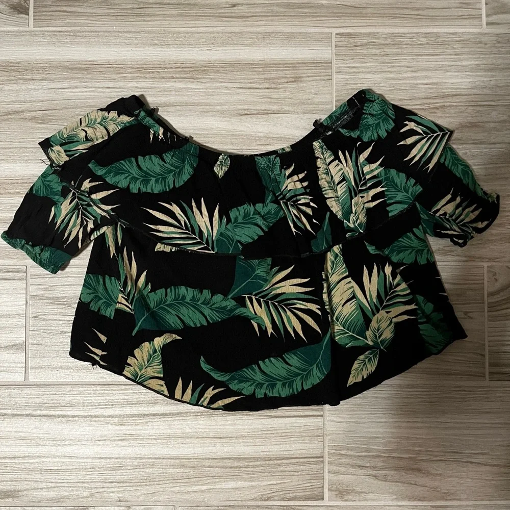 ✨Palm Tree Crop Top✨ - Picture 2 of 2
